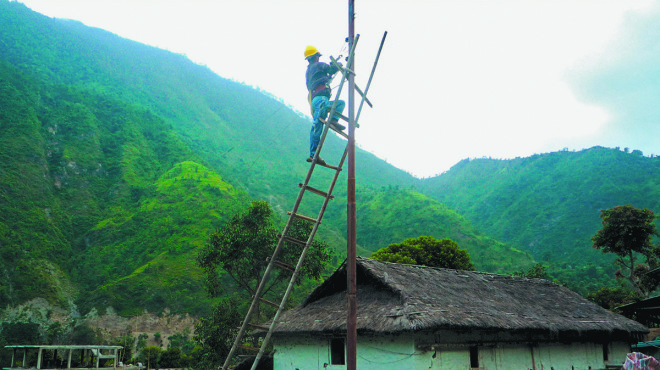 Viele abgelegene Dörfer in Nepal sind nicht ans nationale Stromnetz angeschlossen. Die NMB Bank wirkt dem entgegen und fokussiert auf die Finanzierung von Solaranlagen.